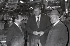 Karol Popiel i Henryk Szafrański w zakładach Predom-Polar