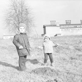 Dwójka dzieci
