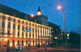 Gmach Główny Uniwersytetu Wrocławskiego widziany od strony mostu Uniwersyteckiego